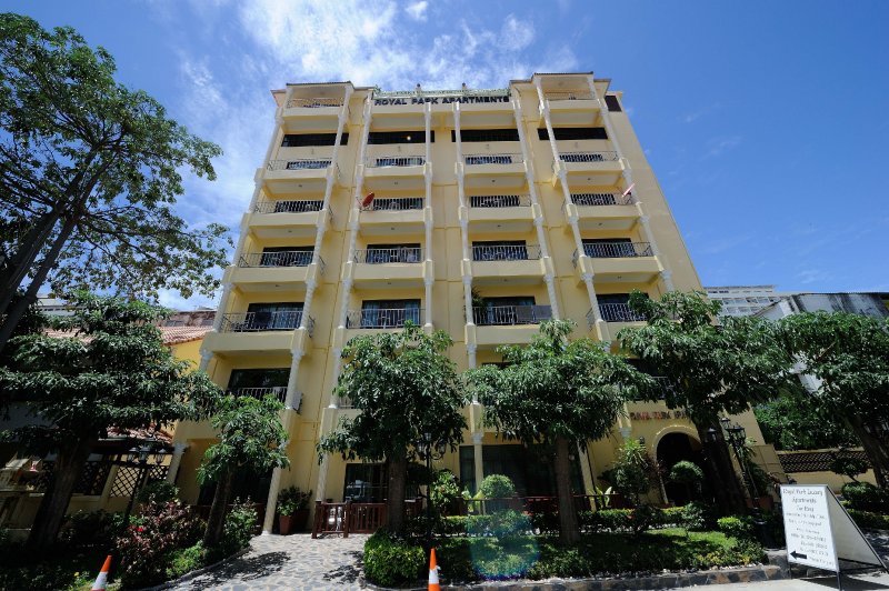 Royal Park Apartments Jomtien building exterior